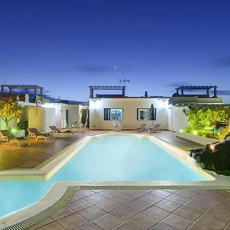 Playa Blanca Sleeps 8 Pool Air Con Wifi Villa